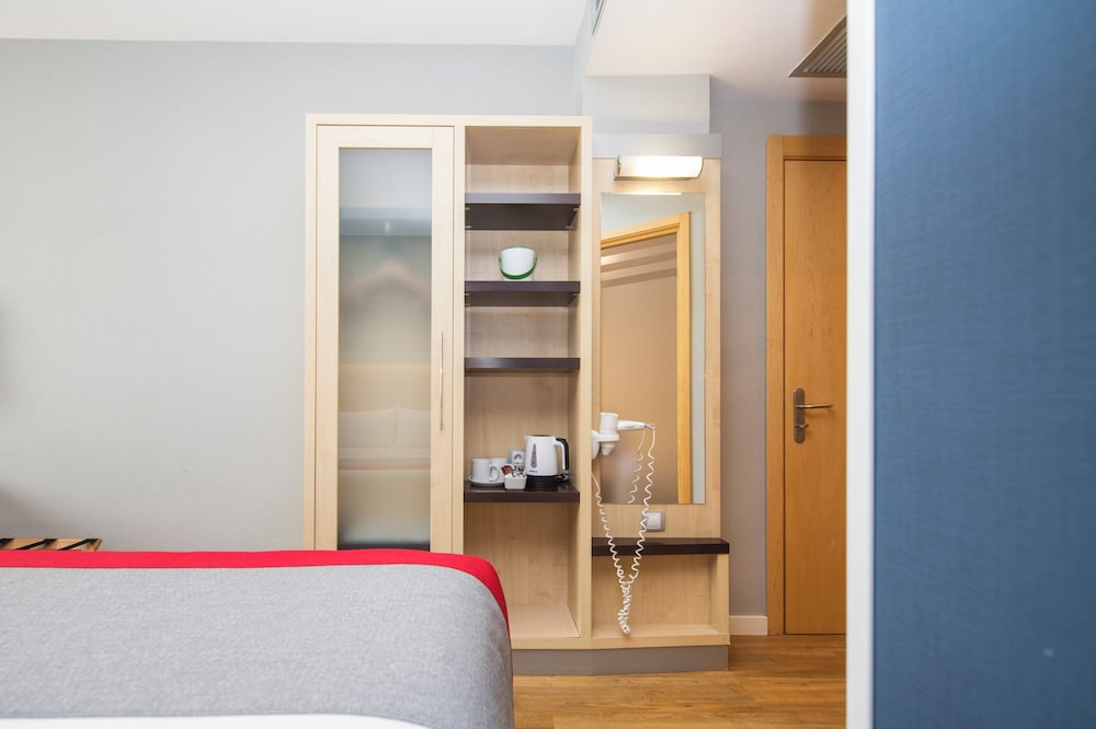 Holiday Inn Express Barcelona City 22@ by IHG — Hotel rooms in Barcelona, Catalonia