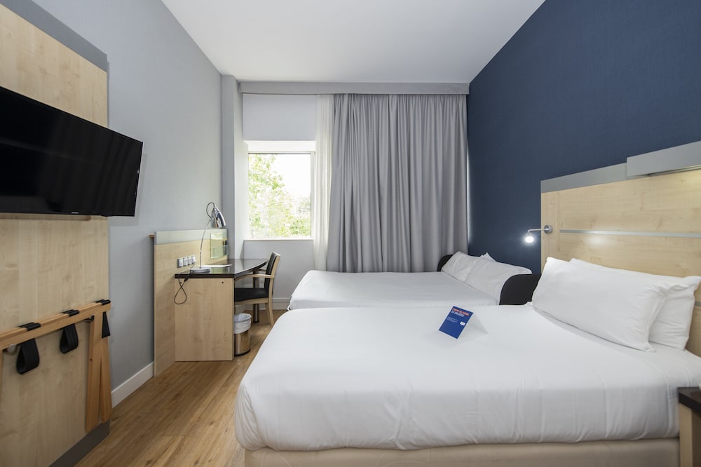 Holiday Inn Express Barcelona City 22@ by IHG — Hotel rooms in Barcelona, Catalonia