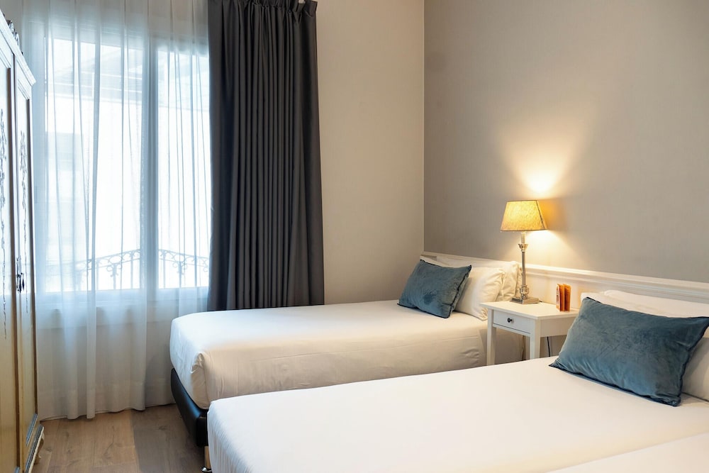 Mesón Castilla Atiram Hotel — Hotel rooms in Barcelona, Catalonia