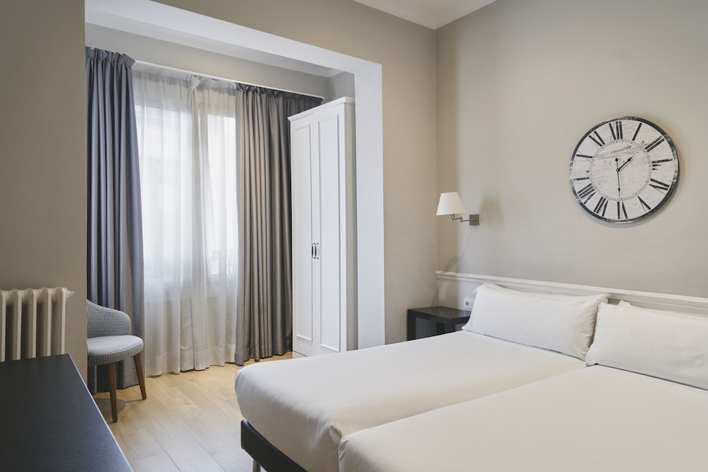 Mesón Castilla Atiram Hotel — Hotel rooms in Barcelona, Catalonia
