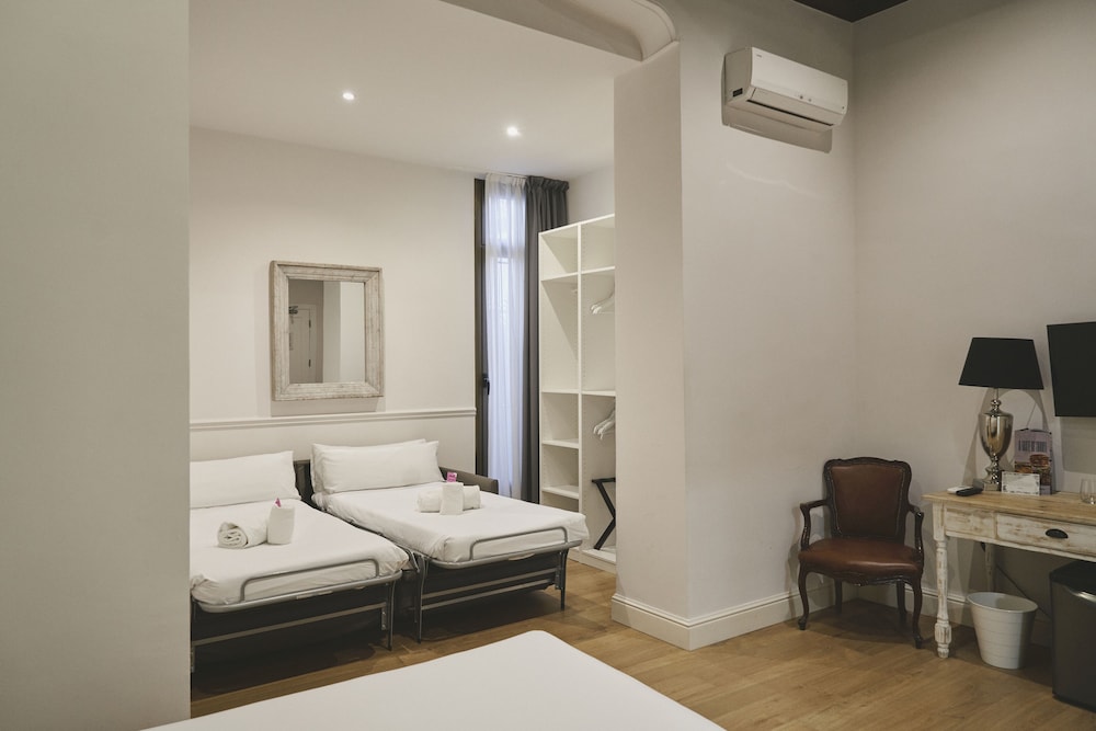 Mesón Castilla Atiram Hotel — Hotel rooms in Barcelona, Catalonia