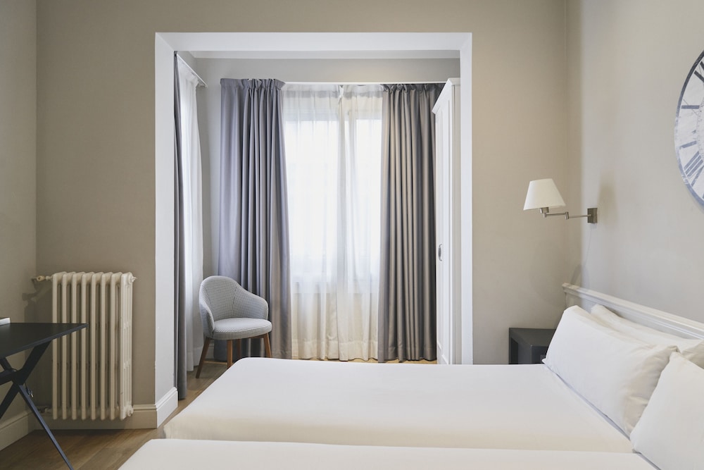 Mesón Castilla Atiram Hotel — Hotel rooms in Barcelona, Catalonia