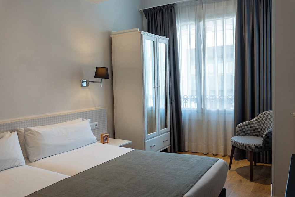 Mesón Castilla Atiram Hotel — Hotel rooms in Barcelona, Catalonia