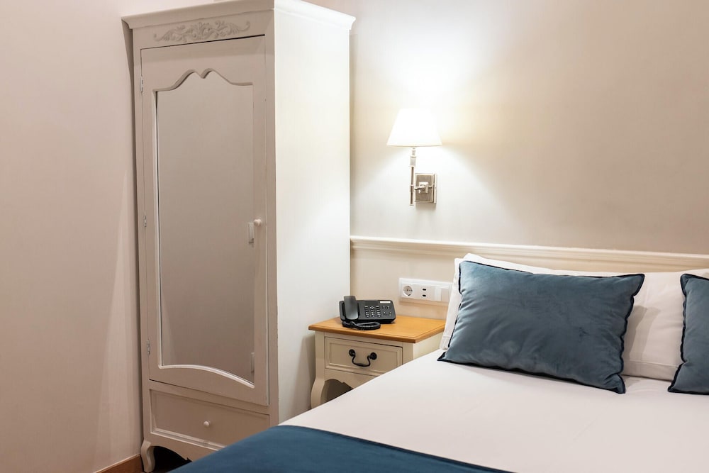Mesón Castilla Atiram Hotel — Hotel rooms in Barcelona, Catalonia
