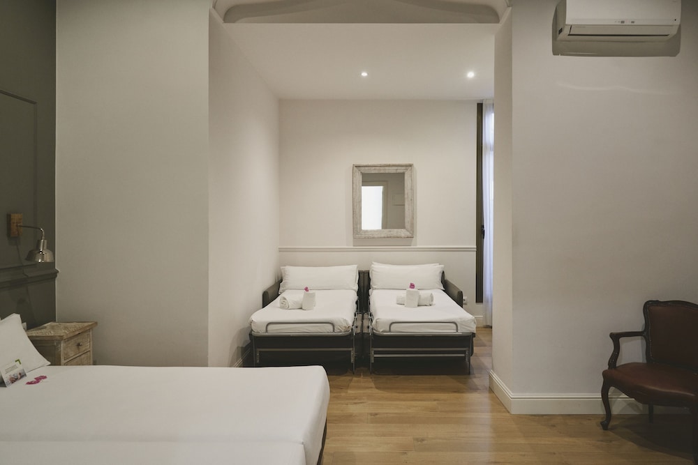 Mesón Castilla Atiram Hotel — Hotel rooms in Barcelona, Catalonia