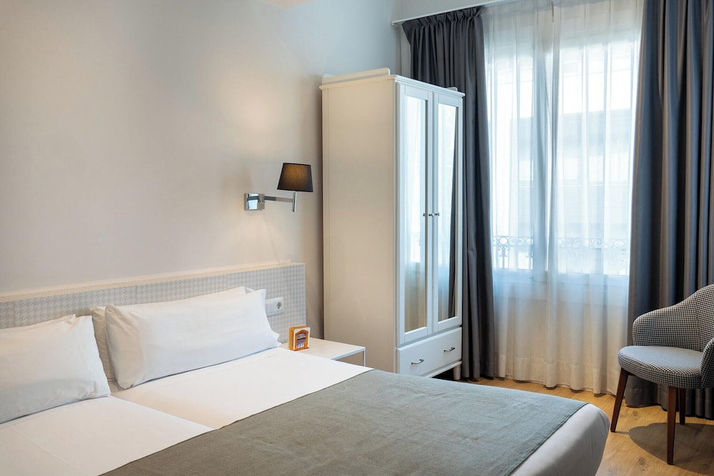 Mesón Castilla Atiram Hotel — Hotel rooms in Barcelona, Catalonia