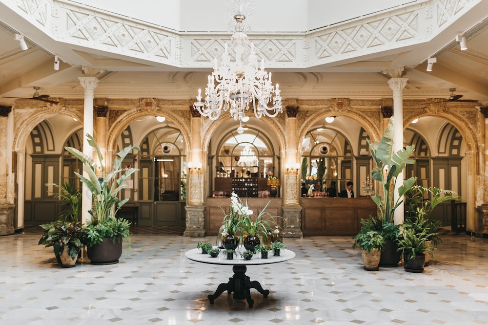 Oriente Atiram — Hotel building in Barcelona, Catalonia
