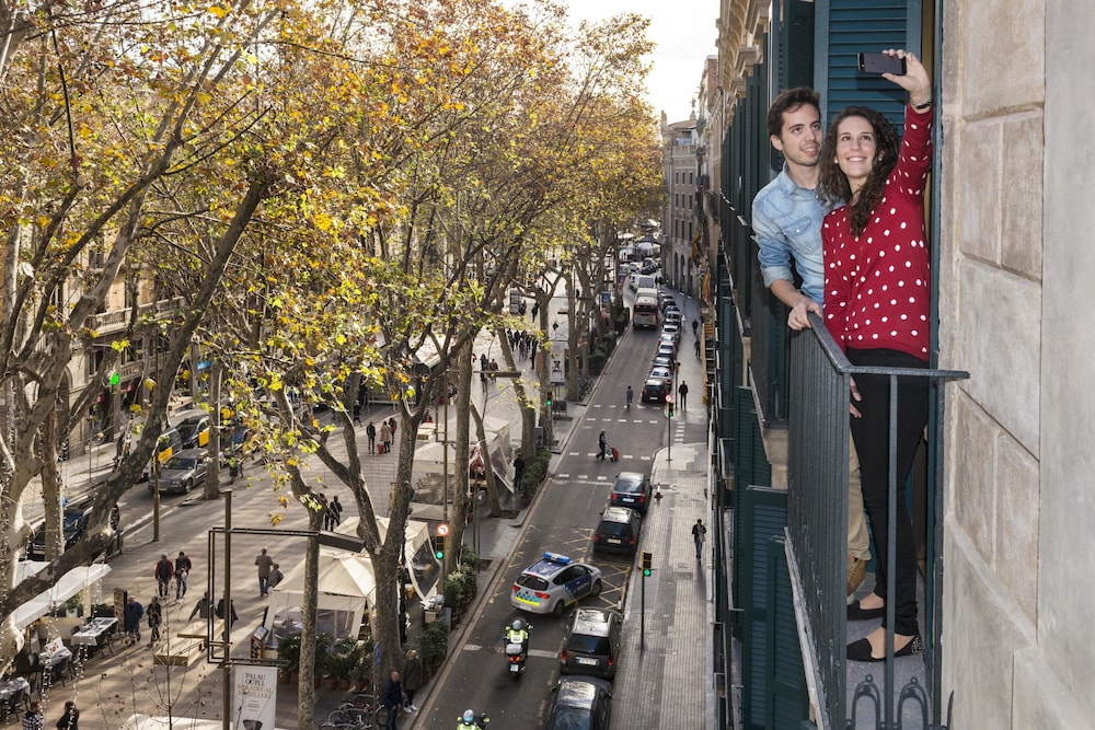Oriente Atiram — Attractions in the area in Barcelona, Catalonia