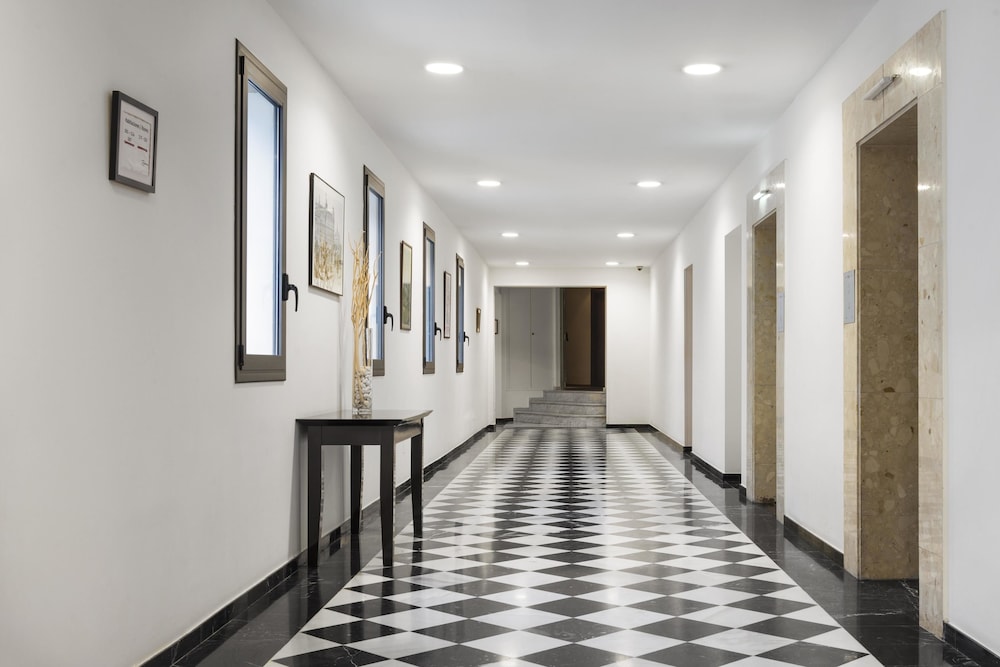 Oriente Atiram — Hotel building in Barcelona, Catalonia