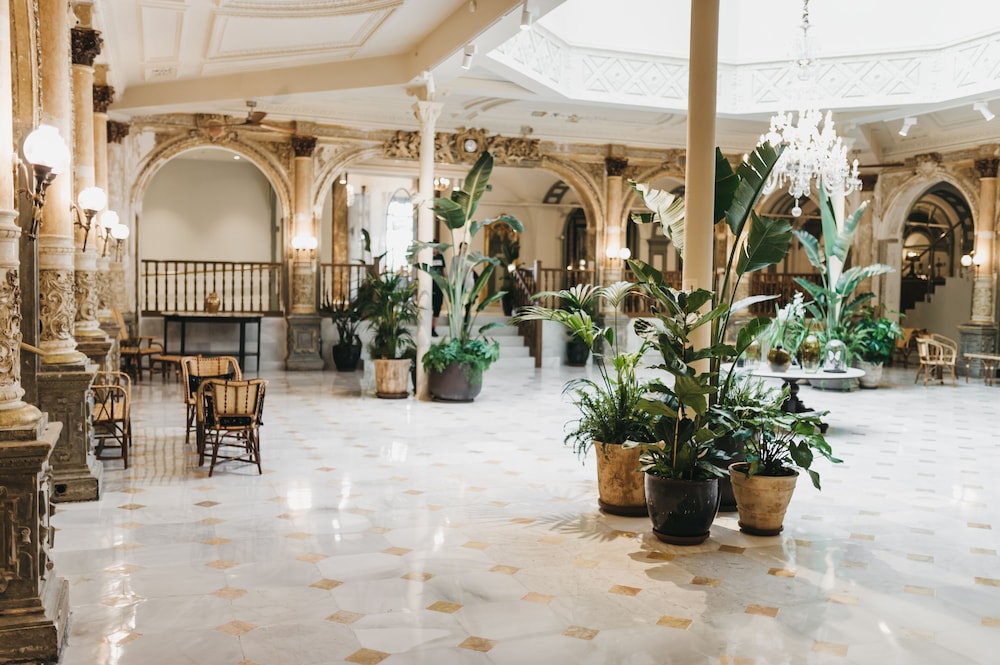Oriente Atiram — Hotel building in Barcelona, Catalonia