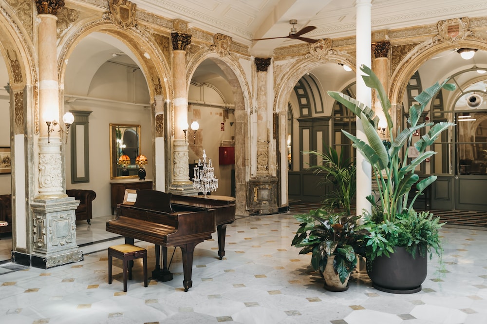 Oriente Atiram — Hotel building in Barcelona, Catalonia