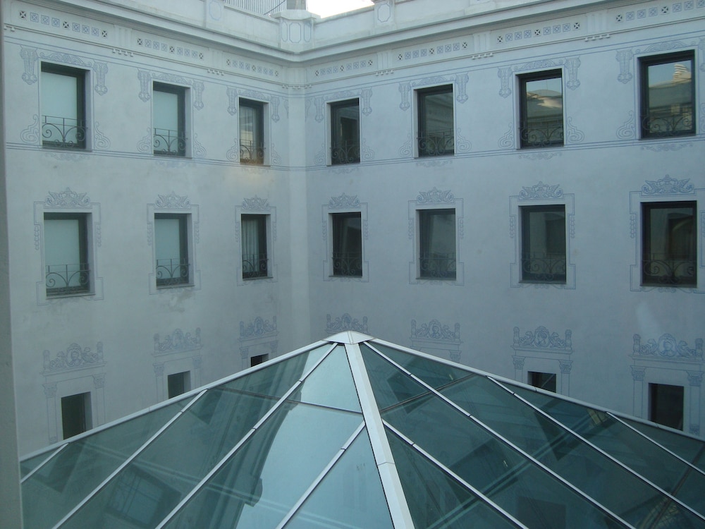 Oriente Atiram — Hotel building in Barcelona, Catalonia