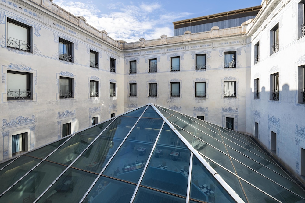 Oriente Atiram — Hotel building in Barcelona, Catalonia