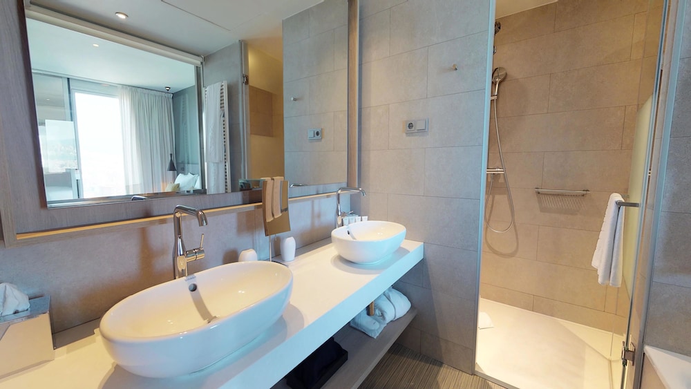 Melia Barcelona Sky — Hotel rooms in Barcelona, Catalonia