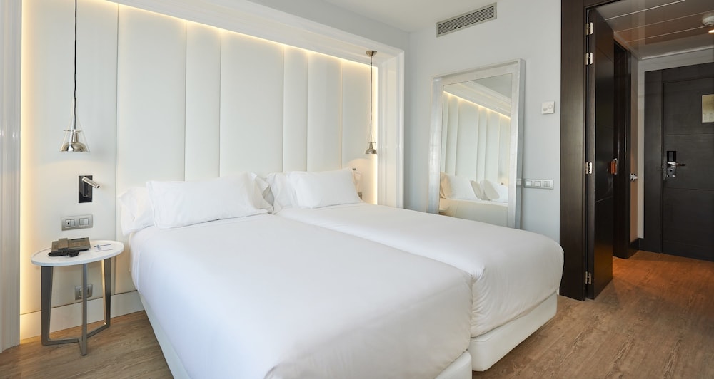 NH Collection Barcelona Gran Hotel Calderón — Hotel rooms in Barcelona, Catalonia