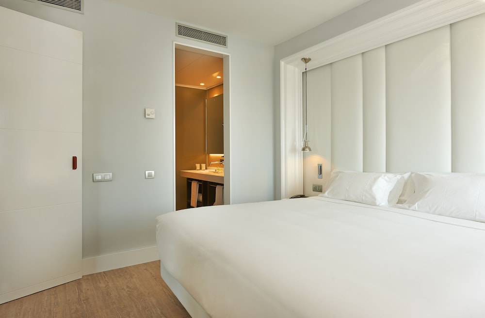 NH Collection Barcelona Gran Hotel Calderón — Hotel rooms in Barcelona, Catalonia