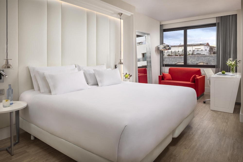 NH Collection Barcelona Gran Hotel Calderón — Hotel rooms in Barcelona, Catalonia