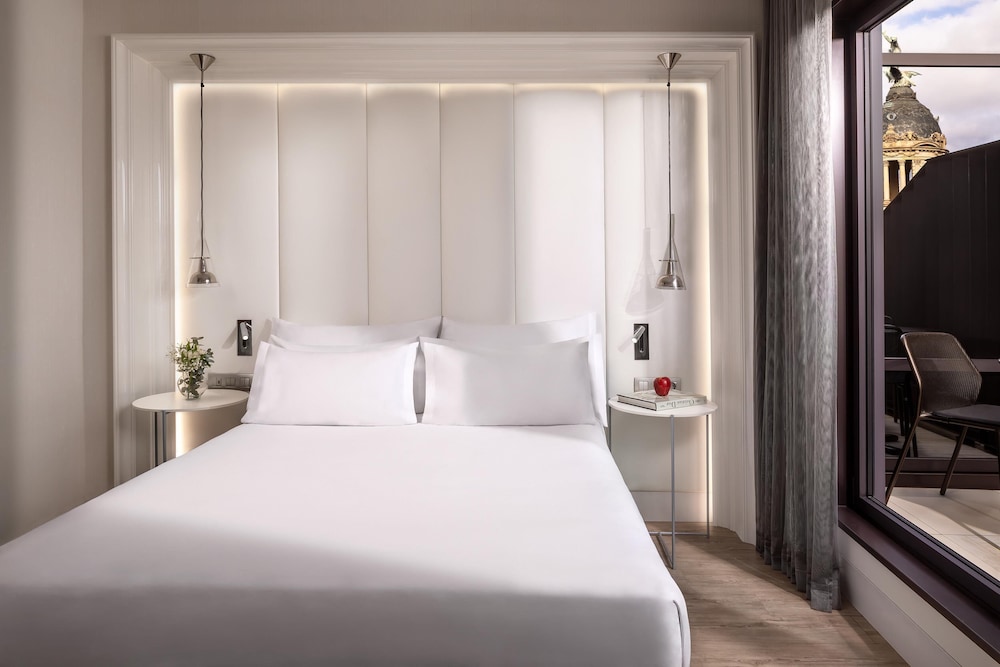 NH Collection Barcelona Gran Hotel Calderón — Hotel rooms in Barcelona, Catalonia