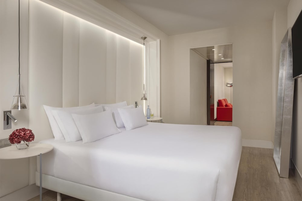NH Collection Barcelona Gran Hotel Calderón — Hotel rooms in Barcelona, Catalonia