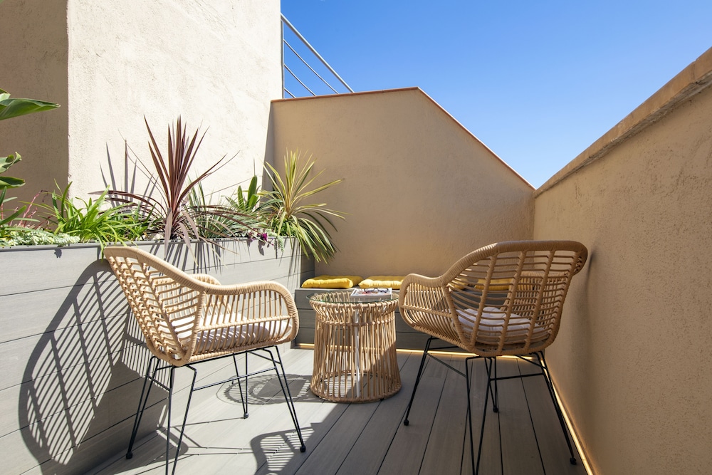 Hotel Oasis — Hotel building in Barcelona, Catalonia