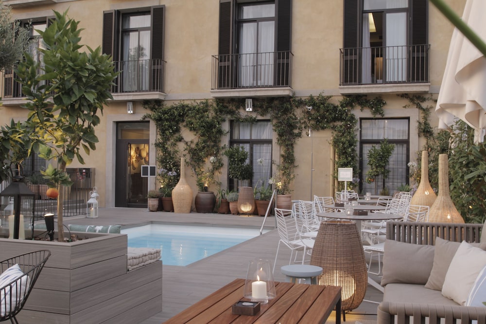 Hotel Oasis — Swimming pool in Barcelona, Catalonia