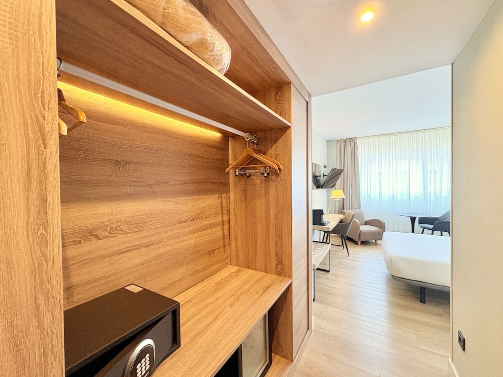 Eurohotel Diagonal Port — Hotel rooms in Barcelona, Catalonia