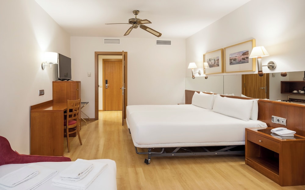 Hotel ILUNION Les Corts Spa — Hotel rooms in Barcelona, Catalonia
