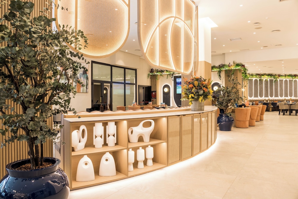 Hotel ILUNION Les Corts Spa — Hotel building in Barcelona, Catalonia