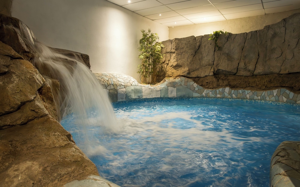 Hotel ILUNION Les Corts Spa — Swimming pool in Barcelona, Catalonia