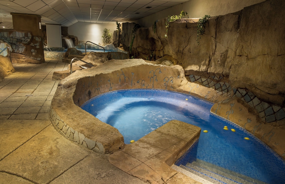 Hotel ILUNION Les Corts Spa — Swimming pool in Barcelona, Catalonia