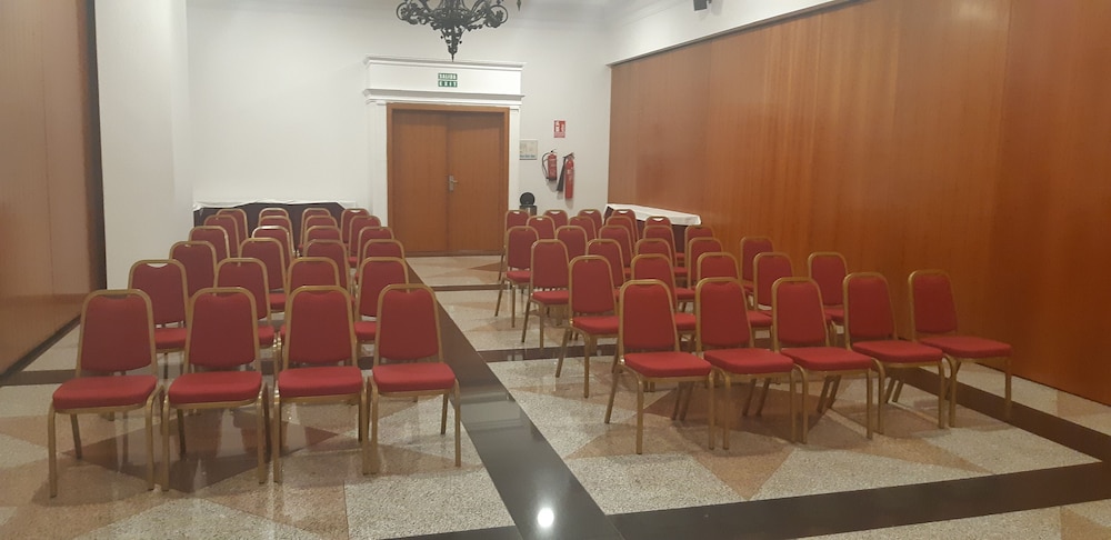 Hotel ILUNION Les Corts Spa — Hotel building in Barcelona, Catalonia