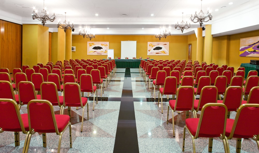 Hotel ILUNION Les Corts Spa — Hotel building in Barcelona, Catalonia
