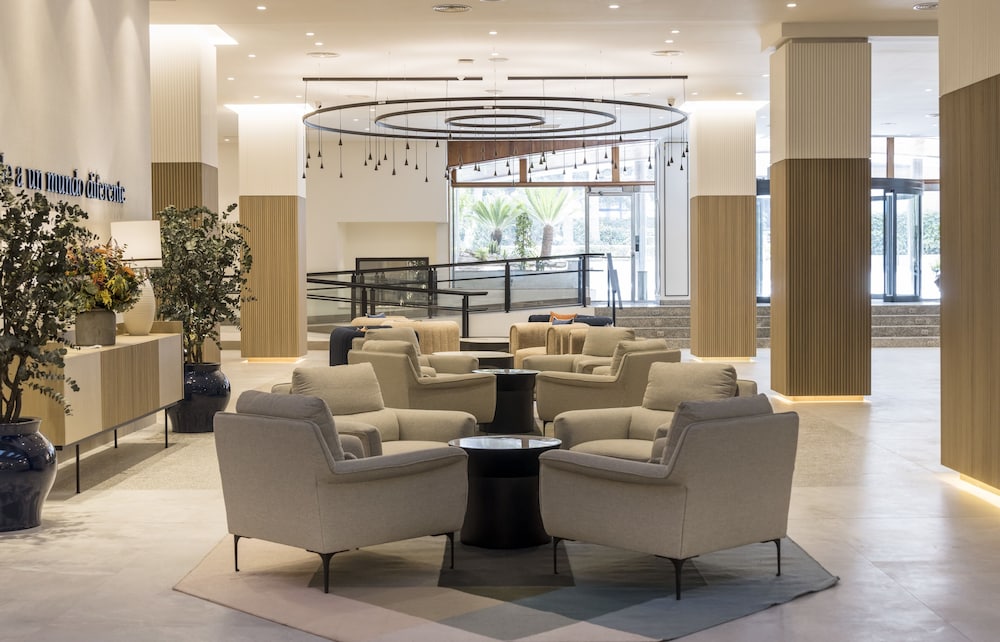 Hotel ILUNION Les Corts Spa — Hotel building in Barcelona, Catalonia