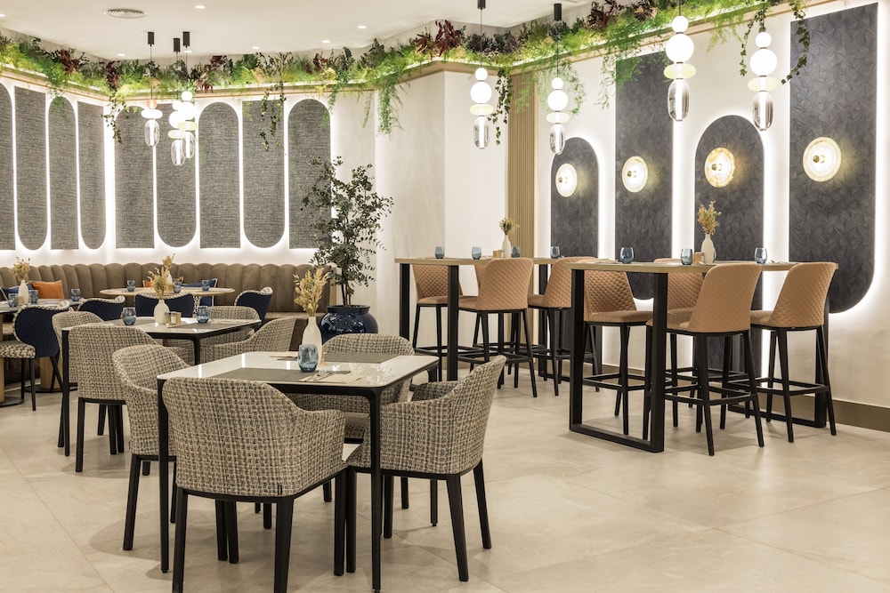 Hotel ILUNION Les Corts Spa — Restaurant & bars in Barcelona, Catalonia