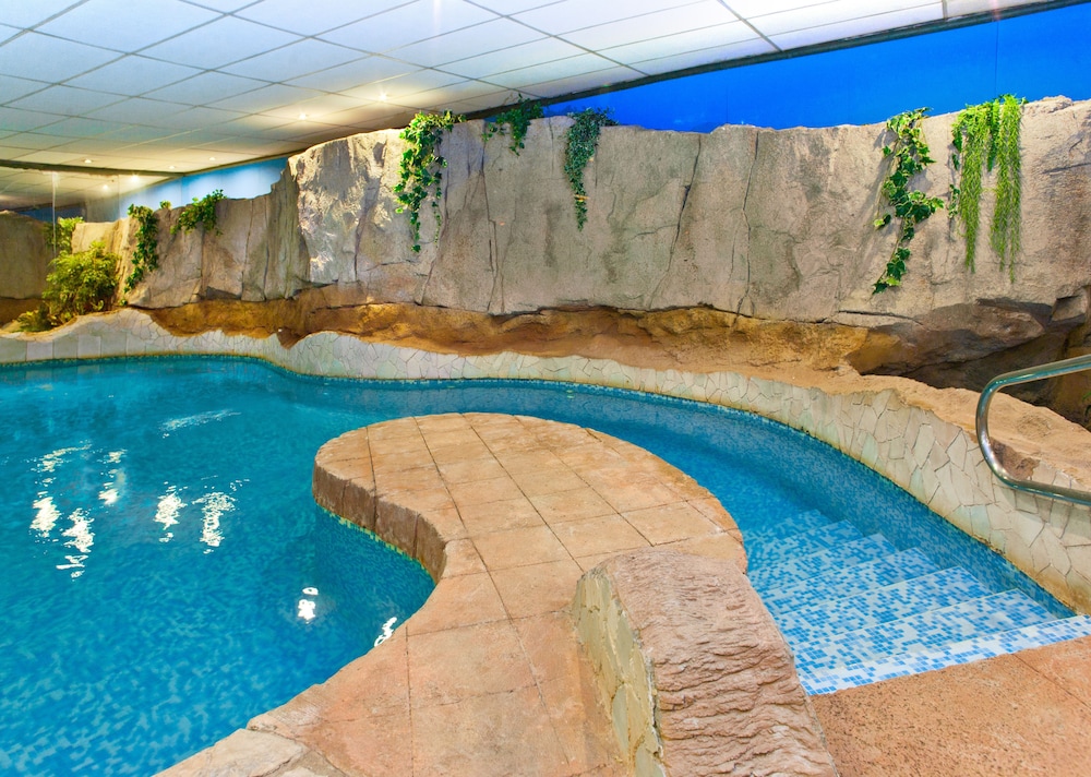 Hotel ILUNION Les Corts Spa — Swimming pool in Barcelona, Catalonia