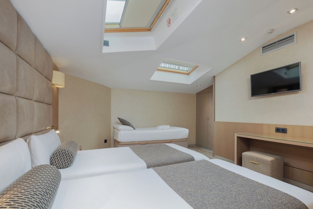 Hotel Suizo — Hotel rooms in Barcelona, Catalonia
