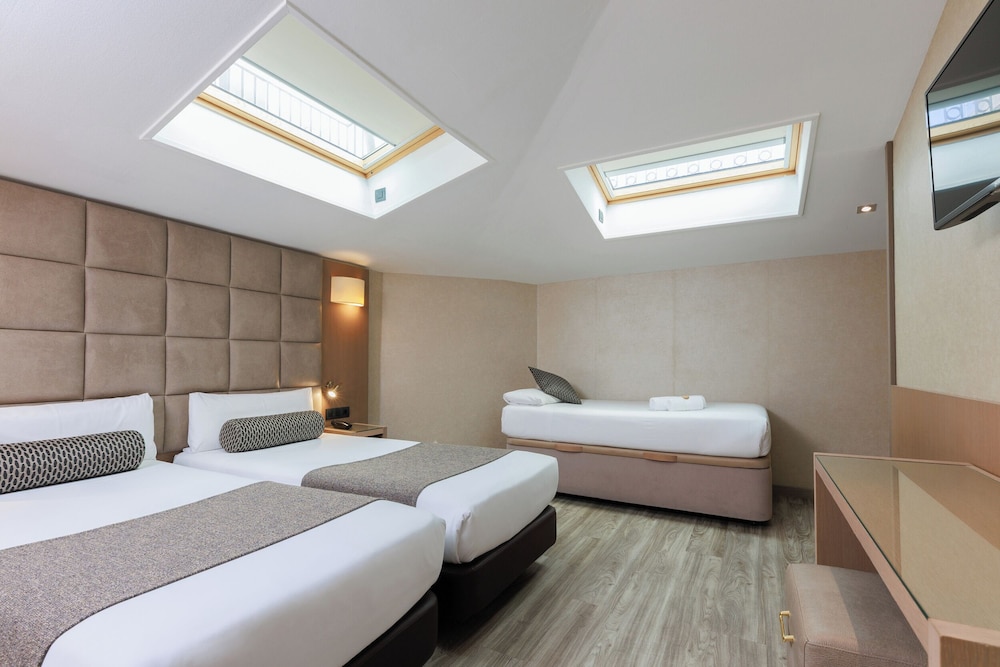 Hotel Suizo — Hotel rooms in Barcelona, Catalonia
