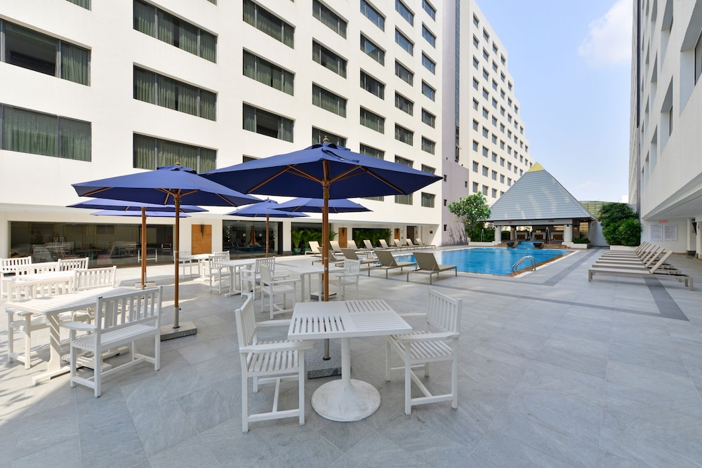 Twin Towers Hotel — Swimming pool in Bangkok, Bangkok