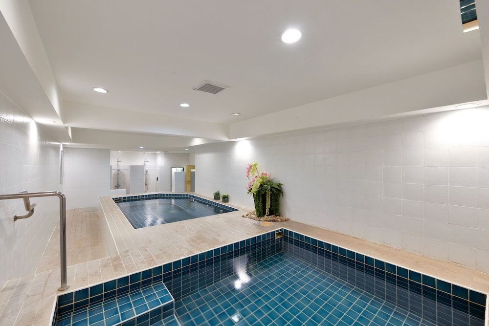 Twin Towers Hotel — Swimming pool in Bangkok, Bangkok