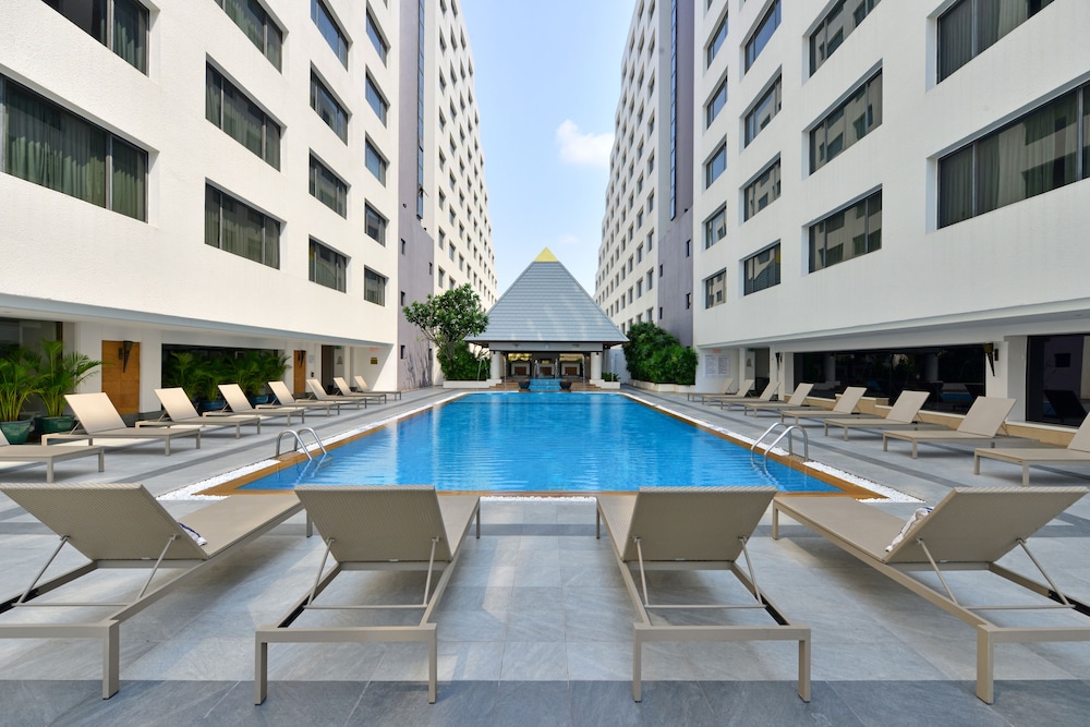 Twin Towers Hotel — Swimming pool in Bangkok, Bangkok