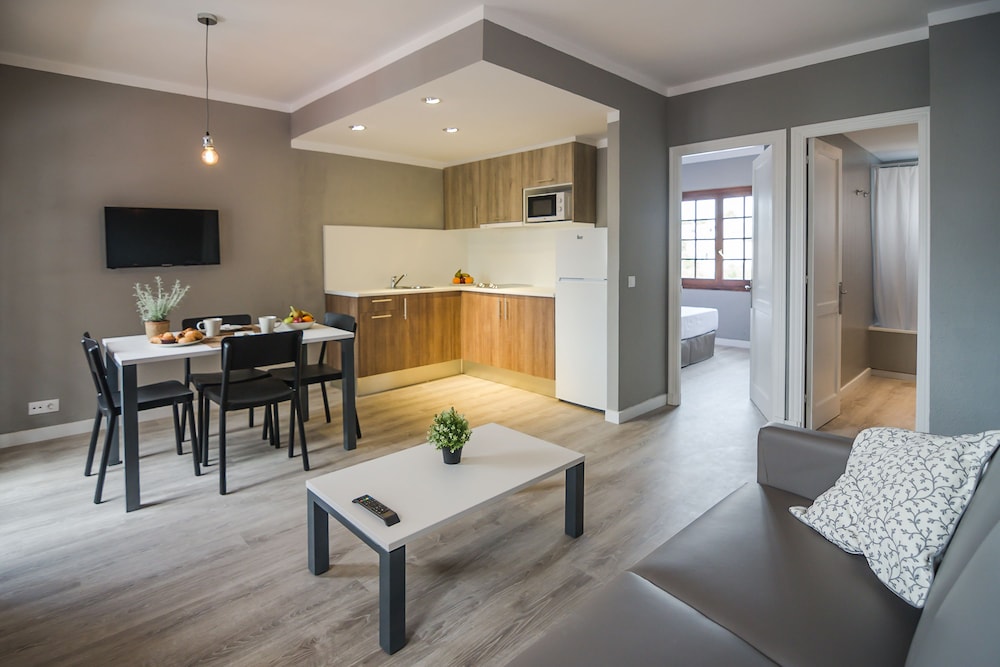 Aparthotel Nelva Resort — Hotel rooms in Cala'n Porter, Balearic Islands