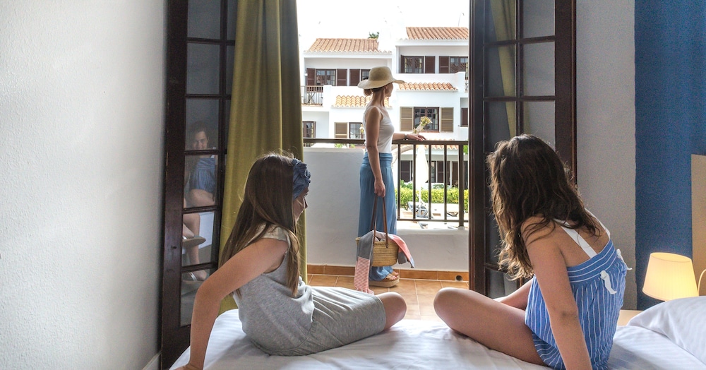 Aparthotel Nelva Resort — Hotel rooms in Cala'n Porter, Balearic Islands