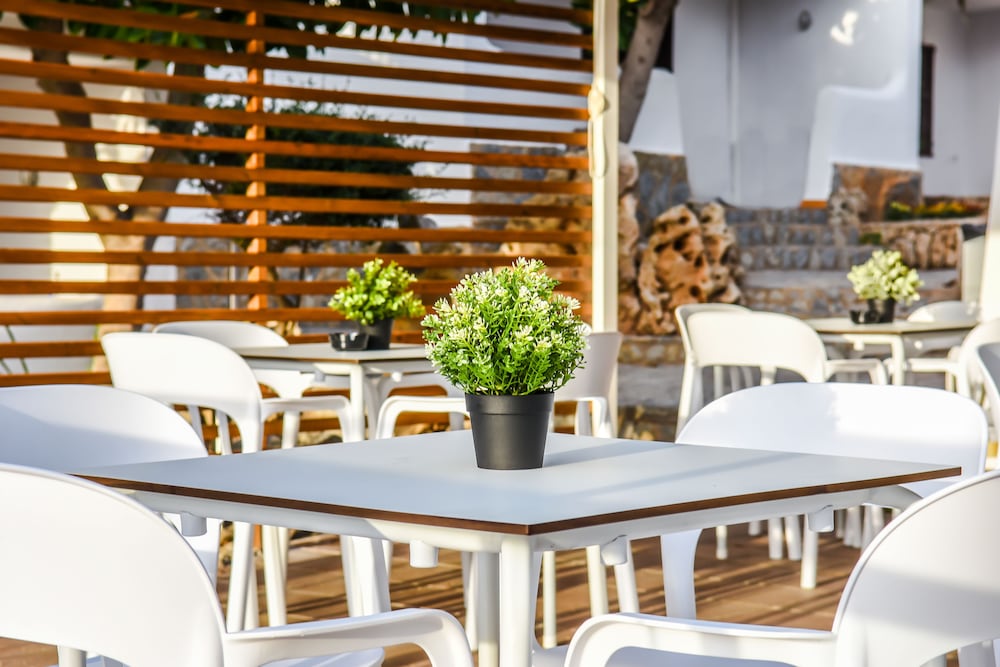 Aparthotel Nelva Resort — Restaurant & bars in Cala'n Porter, Balearic Islands