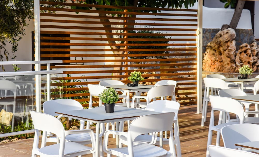 Aparthotel Nelva Resort — Restaurant & bars in Cala'n Porter, Balearic Islands