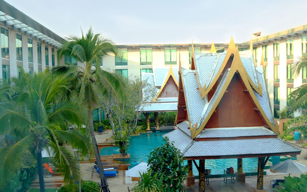 Hyatt Regency Bangkok Suvarnabhumi Airport — Swimming pool in Bang Khlo, Bangkok