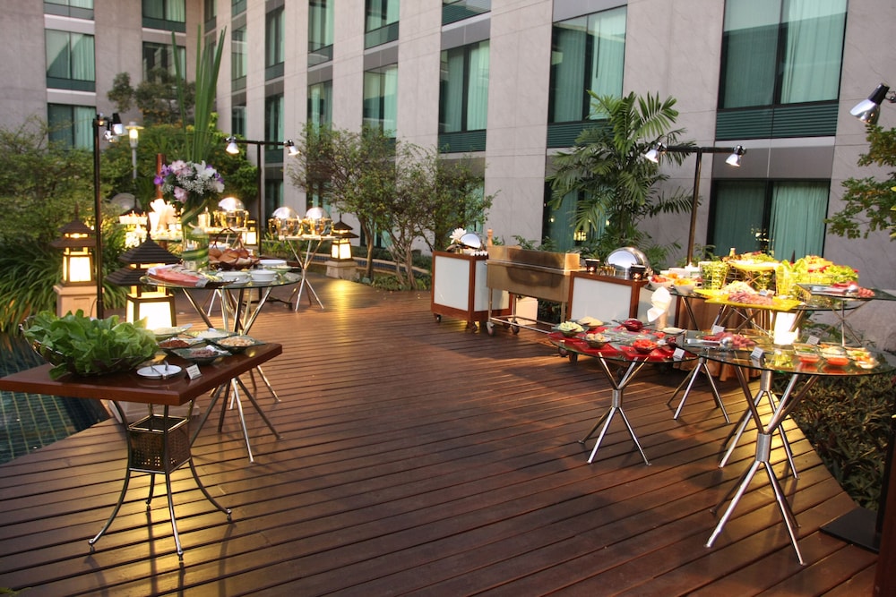 Hyatt Regency Bangkok Suvarnabhumi Airport — Restaurant & bars in Bang Khlo, Bangkok