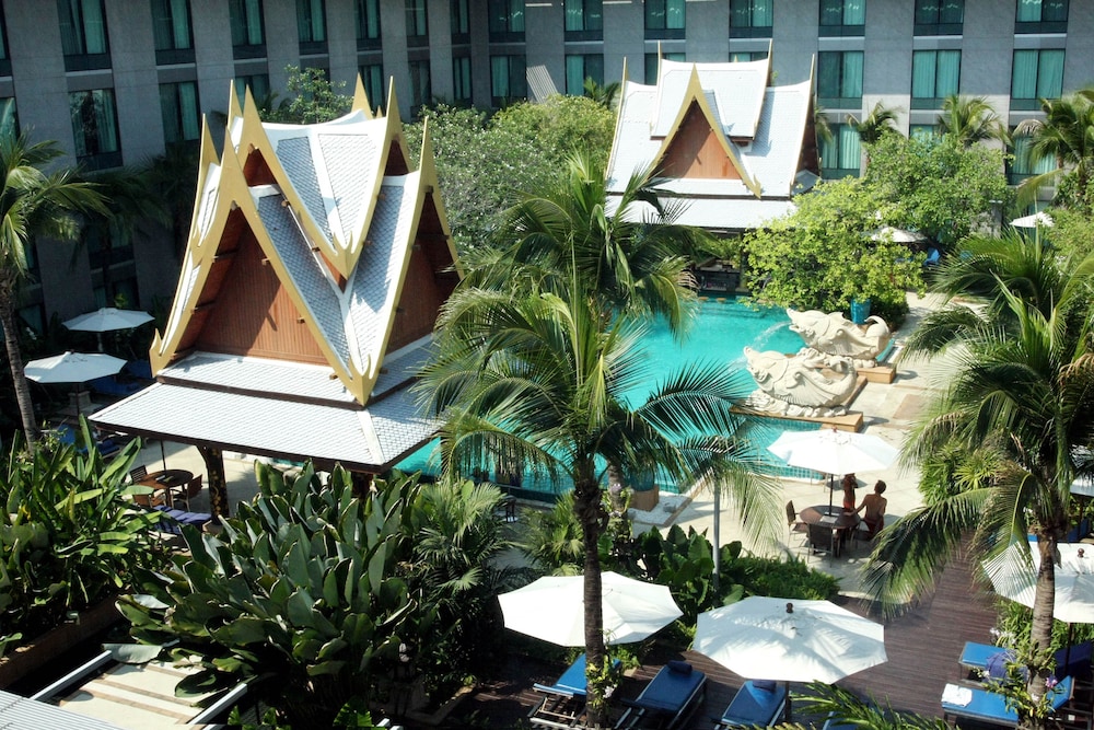 Hyatt Regency Bangkok Suvarnabhumi Airport — Swimming pool in Bang Khlo, Bangkok