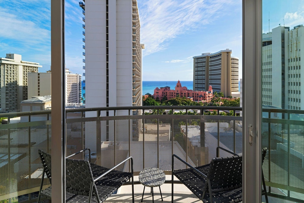 The Laylow Waikiki, Autograph Collection — Hotel rooms in Honolulu, Hawaii