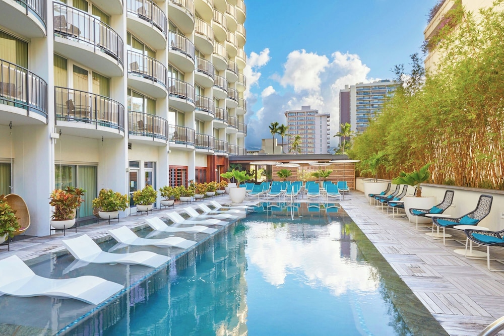 The Laylow Waikiki, Autograph Collection — Swimming pool in Honolulu, Hawaii