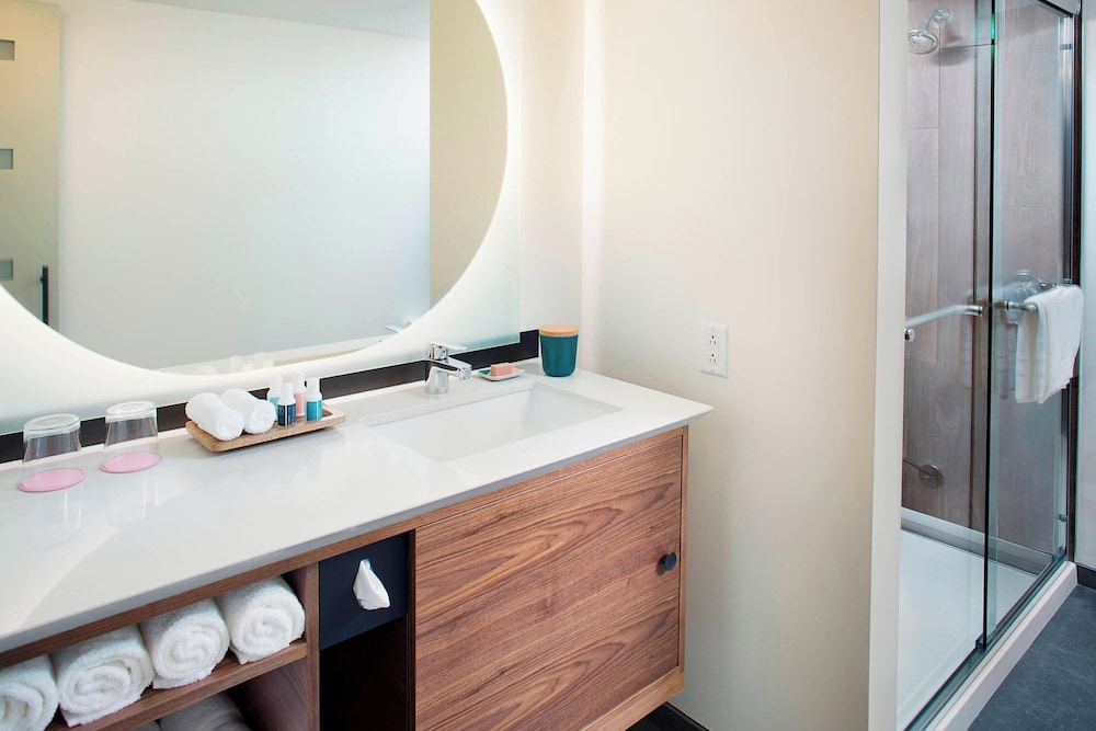 The Laylow Waikiki, Autograph Collection — Hotel rooms in Honolulu, Hawaii